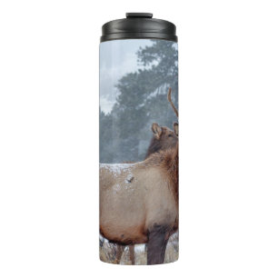 EINE GRUPPE VON HÄNDLERN THERMOSBECHER