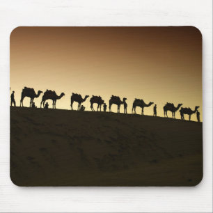 Eine Gruppe von Kamelhirten mit ihren Kamelen Mousepad