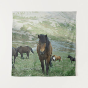 EINE GRUPPE VON PFERDEN AUF EINER BERGSTUFE WANDTEPPICH