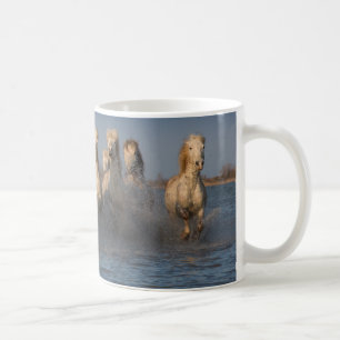 Eine Gruppe weiße Pferde in der Camargue Region Kaffeetasse