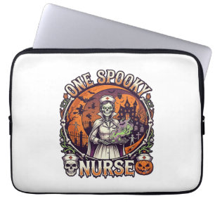 Eine Gruselige Krankenschwester Halloween Skelett  Laptopschutzhülle