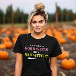 Eine gute Hexe oder ein schlechtes Hexenzitat Wome T-Shirt<br><div class="desc">Frauengrafik Halloween T-Shirt Design zeigt das Zitat "Bist du eine gute Hexe oder eine schlechte Hexe?" Typografie-Design in Weiß,  Rosa und Gelb,  Grün mit Hexenbesatzakzent.</div>