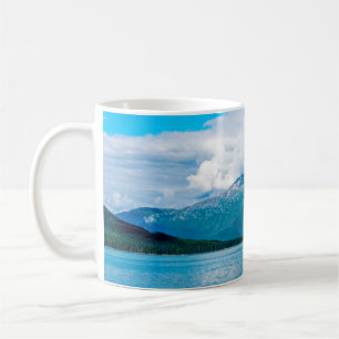 Eine Halbinsel von Land bedeckt mit Pinienwald nur Kaffeetasse