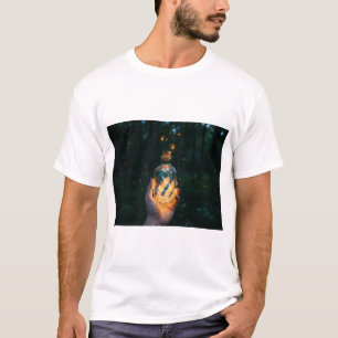 Eine Hand hält eine Flasche Licht in der Nacht T-Shirt