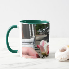 Eine Hand ist oben nicht eine austeilenTasse Tasse