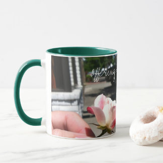 Eine Hand ist oben nicht eine austeilenTasse Tasse