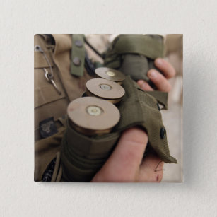 Eine Handvoll mit 40 mm Granaten Button