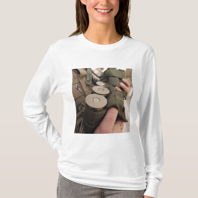 Eine Handvoll mit 40 mm Granaten T-Shirt (Vorderseite)