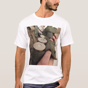 Eine Handvoll mit 40 mm Granaten T-Shirt