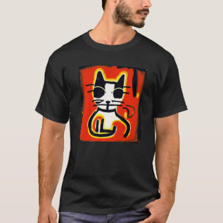 Eine Hauskatze mit kurzem Fell in einem künstleris T-Shirt