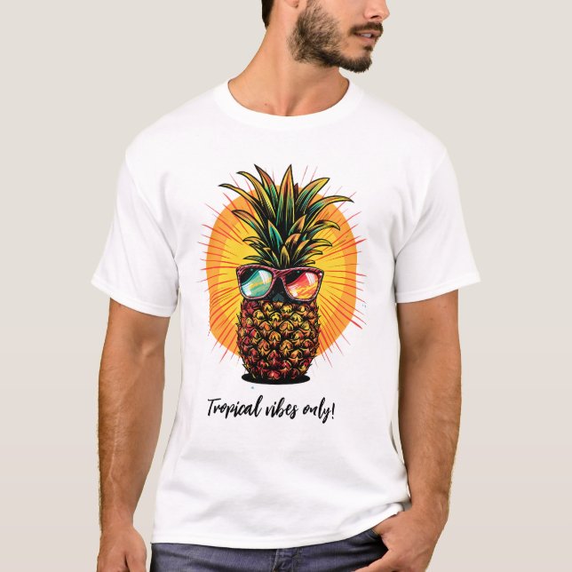 Eine helle Ananas in einer Sonnenbrille T-Shirt (Vorderseite)