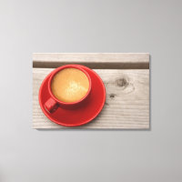 Eine helle rote Tasse Espressokaffee auf einem Pic