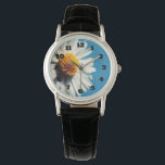 Eine helle, weiße Dämmerung unter einem großen bla Armbanduhr<br><div class="desc">Ein Single mit weißer Farbe und goldgelbem Zentrum unter einem klaren,  blauen Sommerhimmel.</div>