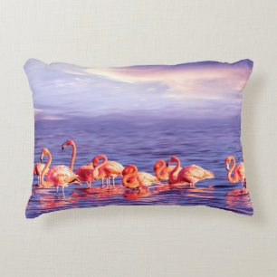 Eine Herde von schönen rosa Flamingos gegen eine P Dekokissen
