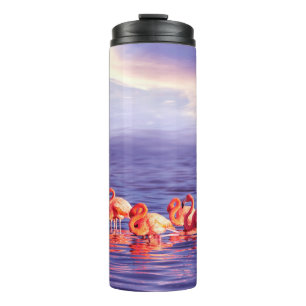 Eine Herde von schönen rosa Flamingos gegen eine Thermosbecher