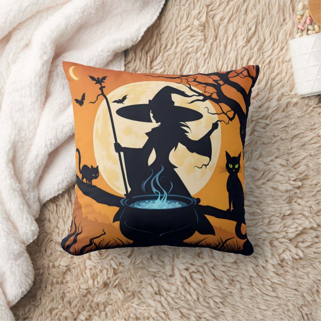 Eine Hexe braut Tränke unter Vollmond Kissen (Decke)