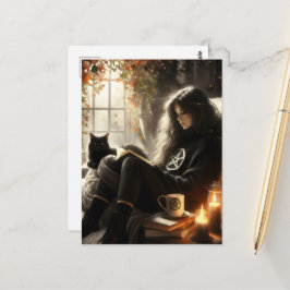 Eine Hexe liest mit ihrer schwarzen Katze in einem Postkarte