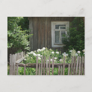 Eine Holzhütte mit Postkarte