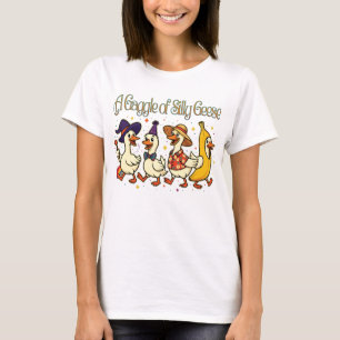 Eine Horde alberner Gänse im vollen Kostümchaos T-Shirt