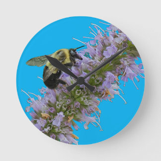 Eine Hummel und Anisysop Runde Wanduhr