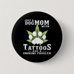 Eine Hunde-Mama mit Tattoos und ein Rauchproblem l Button