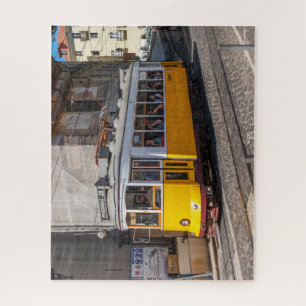 Eine ikonische, gelbe Straßenbahn, Lissabon, Portu