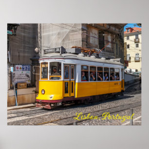 Eine ikonische, gelbe Straßenbahn, Lissabon, Portu Poster