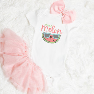 Eine in einem Melon-Baby-Bodysuit Baby Strampler
