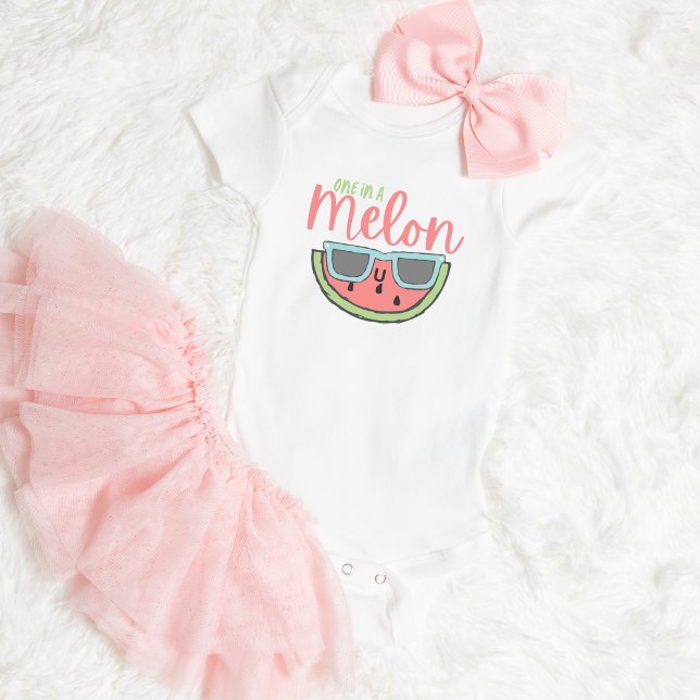 Eine in einem Melon-Baby-Bodysuit Baby Strampler (Von Creator hochgeladen)