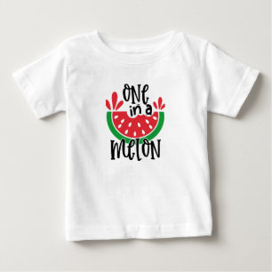 Eine in einem Melon Baby T-shirt