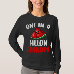 Eine in einem Melon Grandpa Wassermelone T-Shirt