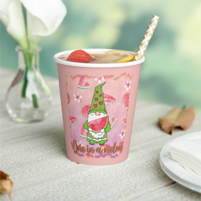 Eine in einem Melon | Green Gnome & Watermelon Pappbecher (In Situ)