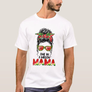 Eine in einem Melon Mama Messy Bun Watermelon Summ T-Shirt