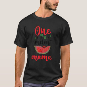 Eine in einem Melon Mama Watermelon Sommerfamilien T-Shirt
