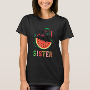 Eine in einem Melon Sister Watermelon Sistertag T-Shirt
