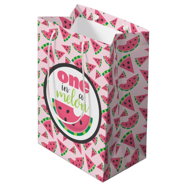 Eine in einem Melon Watermelon Slices & Blush Pink Mittlere Geschenktüte (Rückseite Schrägansicht)