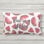 Eine in einem Melon Zitat Wassermelone Wasserfarbe Kissen Für Draußen<br><div class="desc">Dieses niedliche und moderne fruchtige Feinschmecker ist perfekt für die Sommersaison. Es enthält ein schwarzes Pinseltypografie-Zitat, "One in a melon", zusätzlich zu künstlerischen handgezeichnet und handgepatinierten roten, schwarzen, weißen und grünen Wassermelonen-Fruchtmustern. Es ist lustig, spielerisch und einzigartig! ***WICHTIGE HINWEIS FÜR DESIGN: Für individuelle Designanfragen, wie z.B. passende Produktanfragen, Farbänderungen, Platzierungsänderungen...</div>