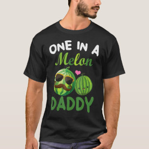 Eine in einem melonischen Daddy-Outfit für Coolen  T-Shirt