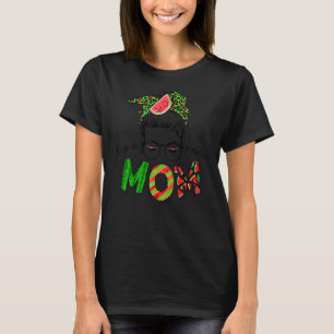 Eine in einer Melon-Mama Messy Bun Watermelon Somm T-Shirt