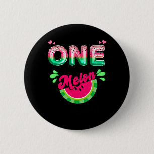 Eine in einer Melon-Mama-Outfit-Geburtstags-Matchi Button