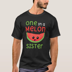 Eine in einer Melon-Party-Sistergruppe, die mit de T-Shirt