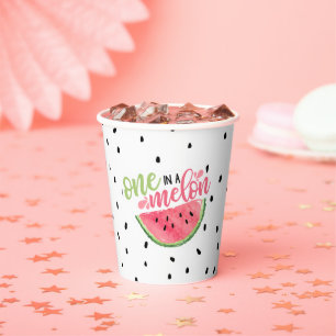 Eine in einer Melonen-Papiertasse - Pink Pappbecher