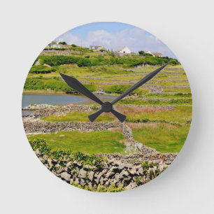Eine irische Steinmauer Runde Wanduhr