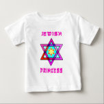 Eine jüdische Prinzessin Baby T-shirt<br><div class="desc">Jüdische Geschenke und personalisierte Geschenkideen für jüdische Feiertage einschließlich Chanukka, Passahfest, Bas und Bar Mitzvah besondere Anlässe, die traditionelles Judentum und moderne Themen kennzeichnen. Jüdische Prinzessinbabygeschenke, Geburtstagsgeschenke und Wohngestaltung mit Davidsstern Und hebräisches schauendes Schreiben.</div>