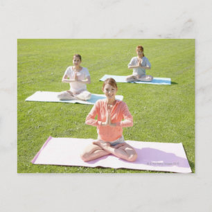 Eine junge Frau, die Yoga macht Postkarte