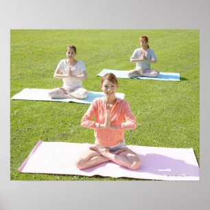 Eine junge Frau, die Yoga tut Poster