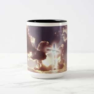 Eine Kaffee-Tasse mit einem Kreuz im Himmel Zweifarbige Tasse