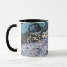 Eine Kaffeemaschine mit lila und blauen Bildern