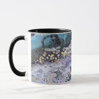 Eine Kaffeemaschine mit lila und blauen Bildern Tasse