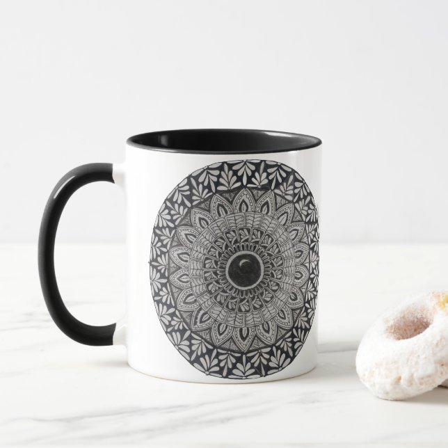 Eine Kaffeetasse mit monochromem Mandala-Design (Mit Donut)